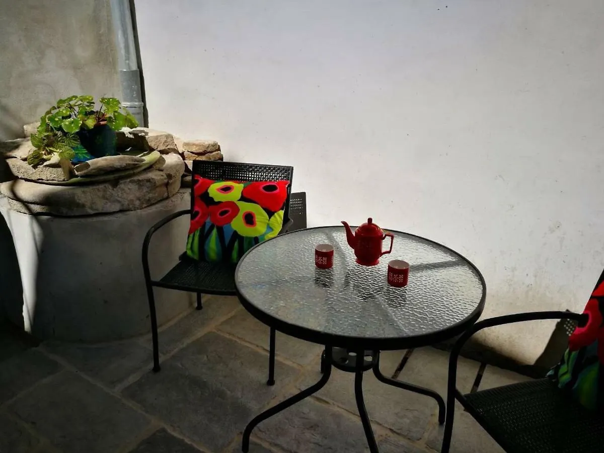 Cres Art Studio Kuning Apartment
