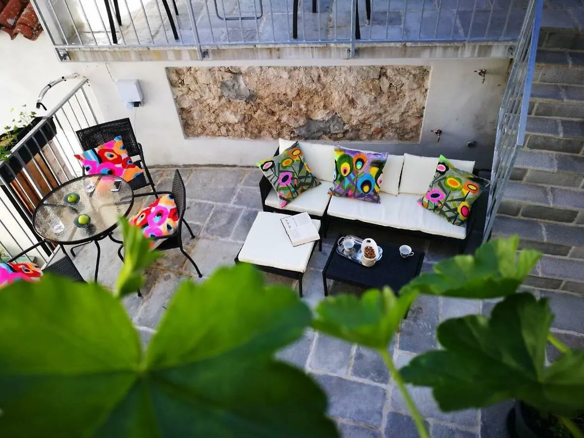 Cres Art Studio Kuning Apartment